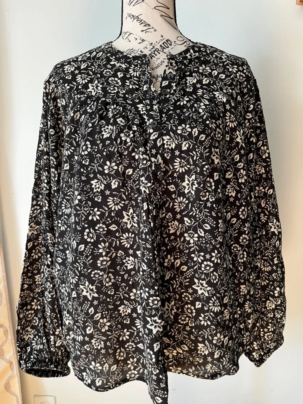 Witchy fairy whimsigoth Black and White Floral Long-Sleeve Blouse Women’s M